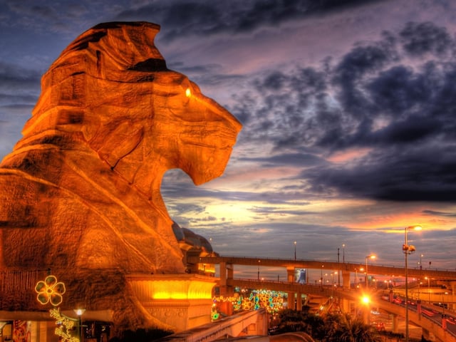 the sphinx statue at night
