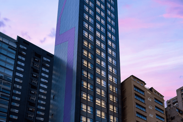 一座紫色和藍色設計的高樓