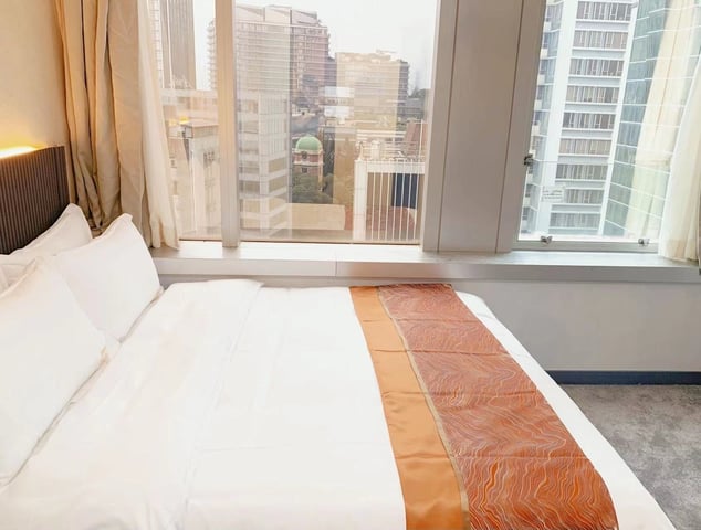 飯店房間裡的一張床，可以看到風景