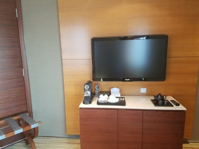 飯店房間的牆上有一台電視
