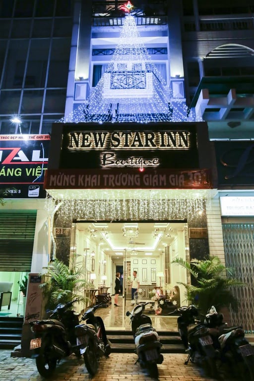 the entrance to the new york hotel in bangkok