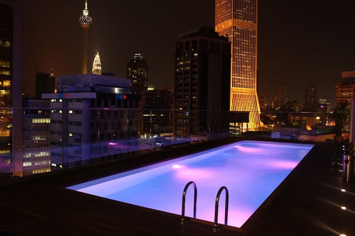 可欣赏城市景观的游泳池