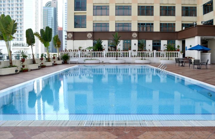 the swimming pool at the hotel