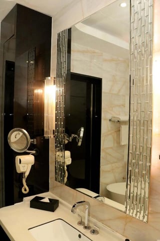 bilik mandi dengan singki dan cermin