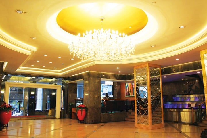 a hotel lobby with a chandel and a chandel